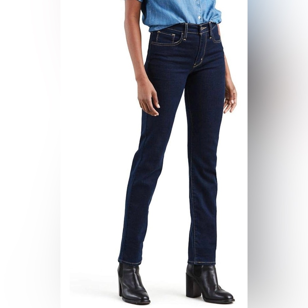 New worn once Levi’s 724 high waist  straight jeans.